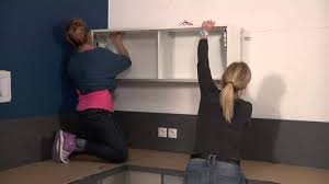 Fixation meuble haut cuisine ikea sans rail. Etape 4 Pose Des Meubles Hauts Gamme Les Tentations Cuisinella Youtube