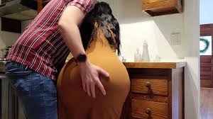 تطلب من ابنها المساعدة لانها محشورة