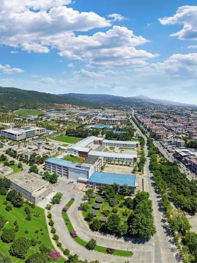 Hatay Mustafa Kemal Üniversitesi kampüsü, baharın renkleriyle yeniden  canlanıyor.