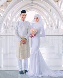 Anda bisa menambahkan mahkota bunga untuk penampilan yang lebih cantik dan menawan. 30 Model Gaun Pengantin Muslimah Syar I Elegan Modern Bergaya