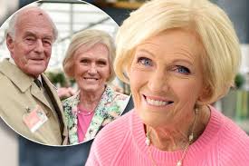 In june 2009, mary was presented with a lifetime achievement award by the guild of food writers. Bake Off Legend Mary Berry Cheated On Husband When They First Met Mirror Online