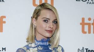 Margot Robbie luce irreconocible como la reina Isabel I