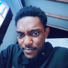 Nan Gonayiv, zòn Kasolèy yon mesye ki gen lwa ap benyen nan ma labou sa