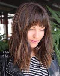 Schone Frisuren Fur Mittellanges Lockiges Haar Mit Pony Neue Haare Modelle Haartrends 2018 Mittellanges Lockiges Haar Haarschnitt