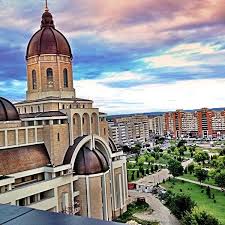 Purtați ochelari de soare în zilele strălucitoare. Business Time Coffee Cocktail Bar