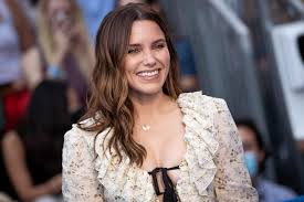 Sophia bush is an american actress who found fame with the television series 'one tree hill'. Kbpsxahpgyz Im