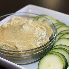 Quando il caldo estivo si fa pesante sentiamo la necessità di consumare cibi freschi che non prevedono l'accensione dei fornelli. Ricetta Hummus Di Zucchine Crude Veganocrudista It