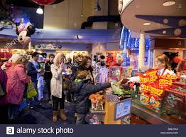Votre guide en ligne pour un séjour à disneyland paris. Menschen Beim Einkaufen In Der Disney Store Das Dorf Disneyland Paris Frankreich Stockfotografie Alamy