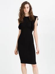 Il manque un petit diamant et il y a un fil tiré dans la robe a. Robe Noire A Volants De Zara