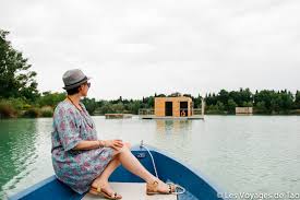 La cabane est construite sur une barge qui, en fonction du niveau de. Une Week End Dans Une Cabane Sur L Eau A Sorgues Les Voyages De Tao