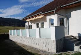 Glasgelander Milchglas Moderner Und Edler Sichtschutz Auf Balkon Milchglas Glasgelander Balkon Wohnung Platzsparend