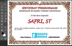 Contoh piagam penghargaan ini saya buat dalam 3 bentuk yang dapat sobat unduh di link di bawah ini. Cara Mudah Membuat Sertifikat Dengan Photoshop Grafis Media