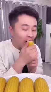 Hey, it's corn time. Let's chow down and enjoy this delicious corn! #corn  #eating #fun #skill #amazingChinesepeople #happylife Credit to 46632580061 