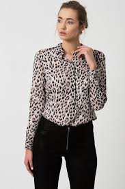 Vero Moda Leopar Desenli Gomlek Ile Tarzini Ve Sikligini Tamamla Modayi Kesfet Birbirinden Guzel Gomlek Modelleri Lidyana Com Vero Moda Gomlek Moda Stilleri