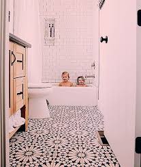 Die Floralen Fliesen Im Badezimmer Mit Den Weissen Wandfliesen Sind Der Knaller Badezimmer Fliesen Floral Kids Bathroom Bathroom Renovation Floral Bathroom