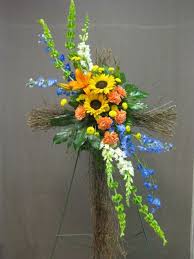 Lovely Funeral Flowers On Grapevine Cross You Can Use A Styrofoam Cross As A Base Http Flower Arrangements Diy Funeral Flower Arrangements Funeral Flowers