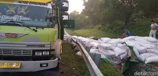 Download mp3 truk cabe gratis, ada 20 daftar lagu truk cabe yang bisa anda download. Gaji Sopir Truk Cabe Hot Topik Kata Kata Sopir Truk Cabe Stiker Kaca Stiker Kaca