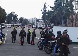 Al menos 10 muertos y 66 heridos ocasionó una fuerte explosión registrada en la mañana del jueves, en bogotá, según confirmaron autoridades locales.el atentado se presentó en la escuela de policía. Carro Bomba Bogota Gobierno Caleno Rechaza Atentado Con Carro Bomba En La Escuela De Policia En Bogota Regiones W Radio Colombia
