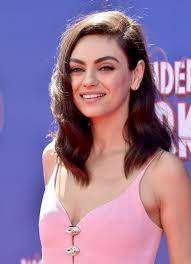 A light brown highlight on dark hair gives off a beautiful gradient effect. 30 Brown Hair Color Ideas Best Celebrity Brunette Hair Colors