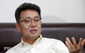 더불어민주당 이철희 전 의원이 청와대 신임 정무수석비서관에 내정된 것으로 12일 확인됐다. Ae6 Qzryd9t9cm