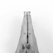 Finger Tattoos Sind Der Neue Tattoo Trend Elle Fingertattoo Christliche Tattoos Klein Tattoo Ideen Klein