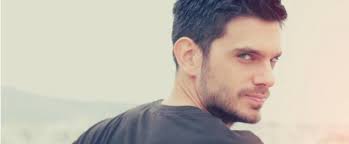 Στιχουργικά συμμετέχει σε δύο τραγούδια η βίκυ γεροθόδωρου, καθώς και η κατερίνα ρογκάκου και η εβίτα σκουρλέτη. Deite Th Nea Syntrofo Toy Myrwna Strath Mad Tv