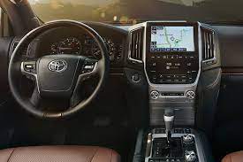 На них хорошо видны задняя часть кузова и его профиль. Foto Lend Kruzer 300 Dizajn Eksterera I Interera Foto Cars N Com