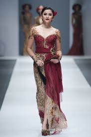 Anne avantie merupakan salah satu desainer tanah air yang namanya sudah banyak dikenal oleh masyarakat luas. Anne Avantie Kebaya Bali Gaun Panjang