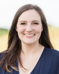 Por favor, denle una cálida bienvenida a nuestro nuevo adjunto de baile: ¡Miranda  Spence! Miranda Lorraine Spence has taught at high schools and dance  studios across Oklahoma and Texas and choreographed and