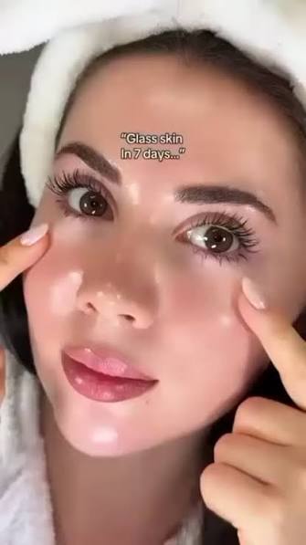 هو مرطب وسيروم أرينسيا فيتامين سي شوت الموجود في أنبوب ذي لون ذهبي فاتح المكونات الفعالة: يجمع بين مركب فيتامين سي (بنسبة 5%) والغلوتاثيون لتعزيز النضارة. الاستخدام: مخصص للعناية بالوجه ومنطقة حول
