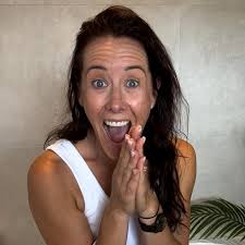 So many people posting happy birthdays to Robin and quoting a Mike song . 😳