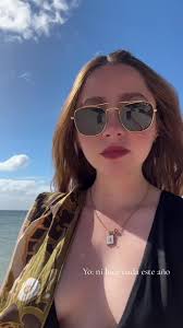 Eve Reyes (@eveyrey_)