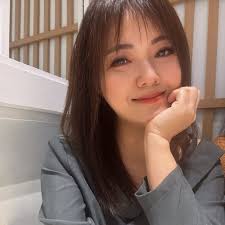 25歲，放棄台灣22K月薪，到新加坡做電子業務， 月薪6萬，開始寫部落格。 26歲，換到新加坡人力仲介公司， 月薪8萬，出版第一本書。  27歲，在新加坡換到行銷公司做經理，月薪10萬。 28歲，升職成為CEO，月薪15萬。 29歲，出版第二本書，開始有被動收入2-3萬/月。 30歲，拿  ...