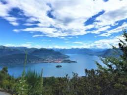 Le sponde a est sono in lombardia, quelle a ovest in piemonte, mentre la parte a nord fa parte della confederazione elvetica. Seilbahn Fahren In Stresa Auf Zum Giardino Alpinia Botanico Di Mottarone Am Lago Maggiore Die Bunte Christine