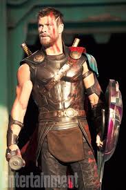 Thor Ragnarok Photos Show Chris Hemsworth S New Haircut And Jeff Goldblum As Grandmaster Chris Hemsworth Thor Marvel Thor Chris Hemsworth