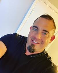 Johnny Savage's Instagram, Twitter & Facebook