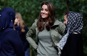 She is the eldest of three children born to carole elizabeth middleton (born in england in 1955 as carole elizabeth goldsmith) an airline stewardess, and michael francis midd. Ø¨Ø§Ù„ÙÙŠØ¯ÙŠÙˆ ÙƒÙŠØª Ù…ÙŠØ¯Ù„ØªÙˆÙ† ØªÙ‚ÙˆØ¯ Ø³ÙŠØ§Ø±ØªÙ‡Ø§ Ø¨Ù†ÙØ³Ù‡Ø§ ÙÙŠ Ø²ÙŠØ§Ø±Ø© Ù…Ù†ÙØ±Ø¯Ø© Ø¥Ù„Ù‰ Ù‚ØµØ± Ø¨Ø§ÙƒÙ†ØºÙ‡Ø§Ù… Ù‡Ù„ Ù„Ù„Ø£Ù…Ø± Ø¹Ù„Ø§Ù‚Ø© Ø¨Ø®Ù„Ø§ÙØ§ØªÙ‡Ø§ Ù…Ø¹ Ù…ÙŠØºØ§Ù†
