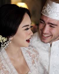 Jika menilik buku nikah aura kasih dan eryck amaral yang beredar di dunia maya, maka buku nikah yang diterbitkan kua kebayoran baru, jakarta selatan, telah berlangsung prosesi akad nikah secara islam (tertanggal 12 juni 2018). 5 Fakta Perceraian Aura Kasih Dan Eryck Amaral