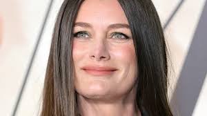 She-Hulk Director Kat Coiro Clues Us Into The Importance Of The Fourth Wall  Breaks