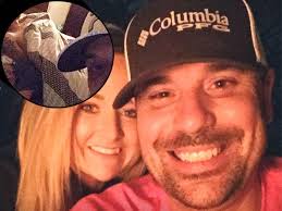Many of them consoled him and asked him to dump the girl. Man Finds His Girlfriend In Bed With Another Man And His Reaction Was Seriously Bizarre You