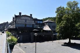 U geniet er zowel van het leven en de bedrijvigheid van het stadscentrum als van de rust langs de oevers van de ourthe. La Bru Sserie Wout Bru Durbuy Tapas Sharing Kris Kookt