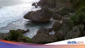 Selain karena harus bangun pagi, secara kebetulan kami juga ditemani beberapa teman yang katanya ingin mencari semacam pencerahan. Bersembunyi Akhir Pekan Di Pantai Ngobaran Gunungkidul