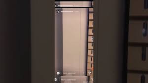 Doskonale porusza się w nowoczesnych mediach społecznościowych i trafia do młodej publiki. Malik Montana Wychowuje Dzieci Z Pod Bloku I Daje Im Prezenty Youtube