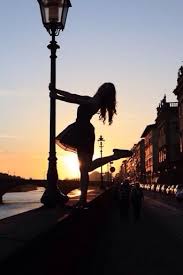 Silhouette Of Girl Holding On To A Lampost Fotografia Silhueta Fotografia Feminina Fotografia Criativa