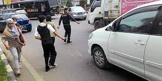 Dia enggak sadar ada bus melintas, soalnya enggak lihat kiri kanan jalan. Apa Sih Ruginya Kalau Menyeberang Tidak Pada Tempatnya Halaman All Kompasiana Com