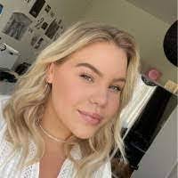 Julia Hoekstra's Instagram, Twitter & Facebook