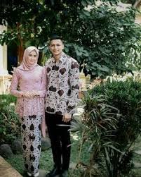 Cek 30 model baju kondangan kekinian 2020 disini. 71 Couple Sarimbit Ideas In 2021 Kebaya Kebaya Dress Model Kebaya