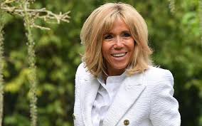 'chic alors !' livrera la mère d'emmanuel macron dans le livre.un jeune homme si parfait d'anne fulda. Brigitte Macron Va Redevenir Prof Le Parisien