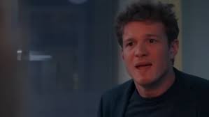 Salve-se Quem Puder: Alejandro faz surpresa para Luna e a beija