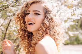 Cabello Rizado Rubio Imágenes y Fotos